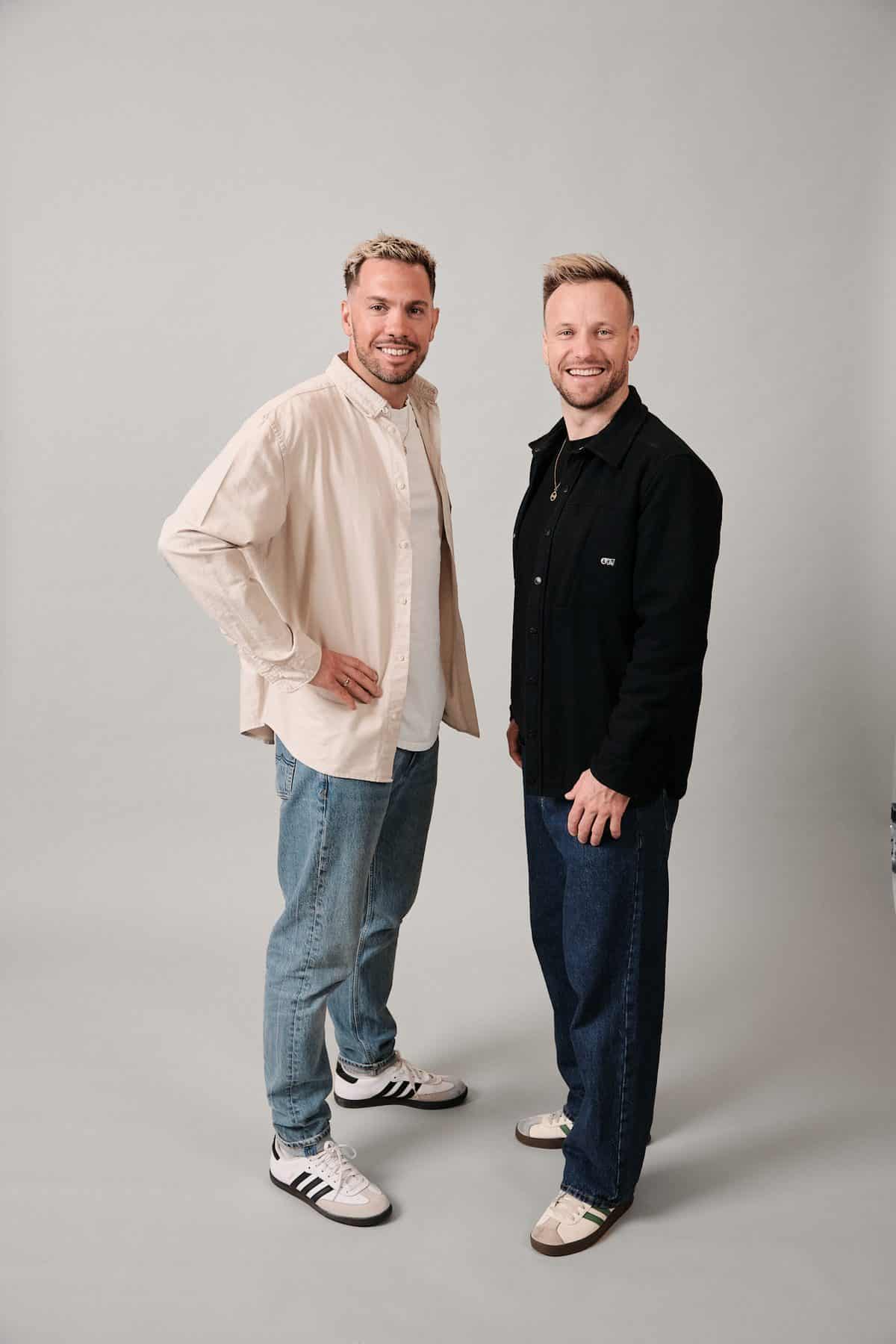 Tobias Wendl und Tobias Arlt – lässiges Duo-Porträt im Studio